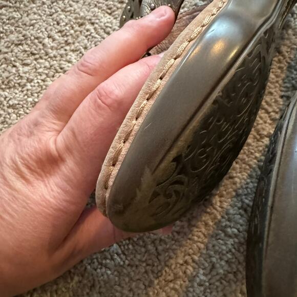 Clarks Artisan Gold Embellished Thong Sandals w/ Short Heel Size 7 Leather - Picture 7 of 12